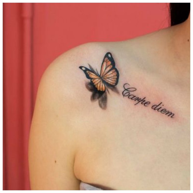 Tatouage doux de la clavicule