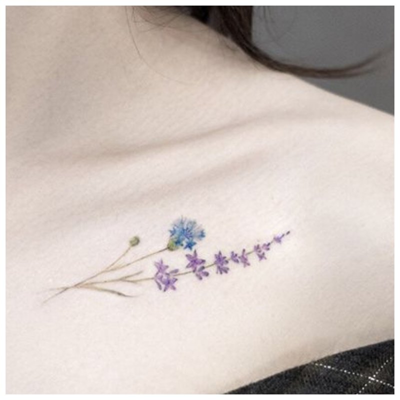 Magagandang bulaklak - tattoo ng clavicle