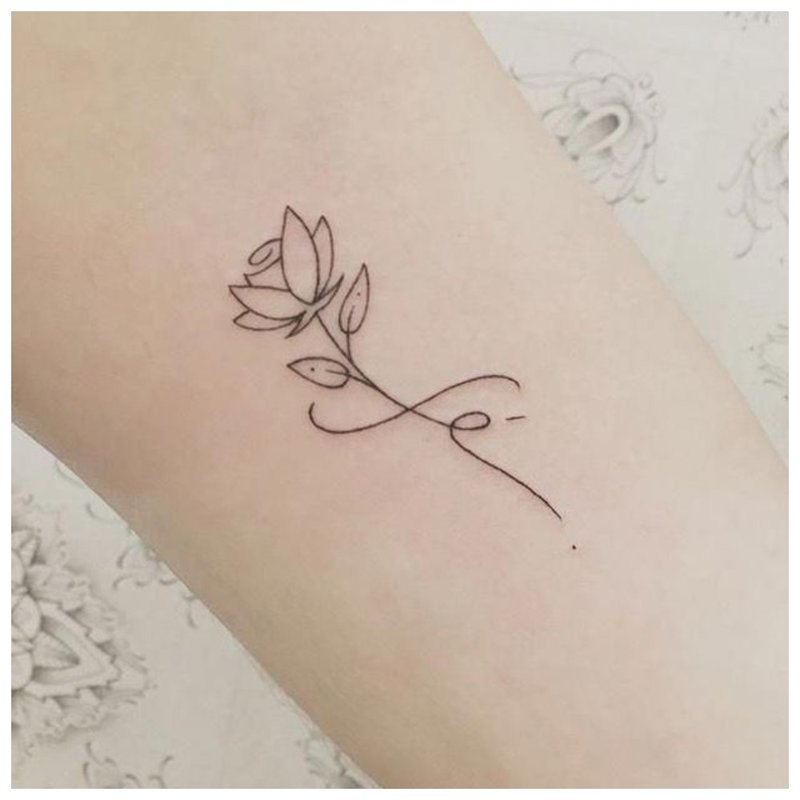 Malinis na bulaklak - tattoo sa pulso