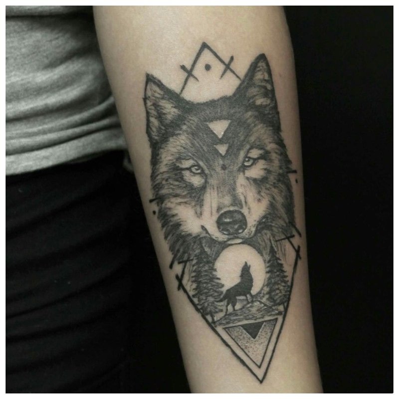 Wolf at geometric figure - tattoo sa braso