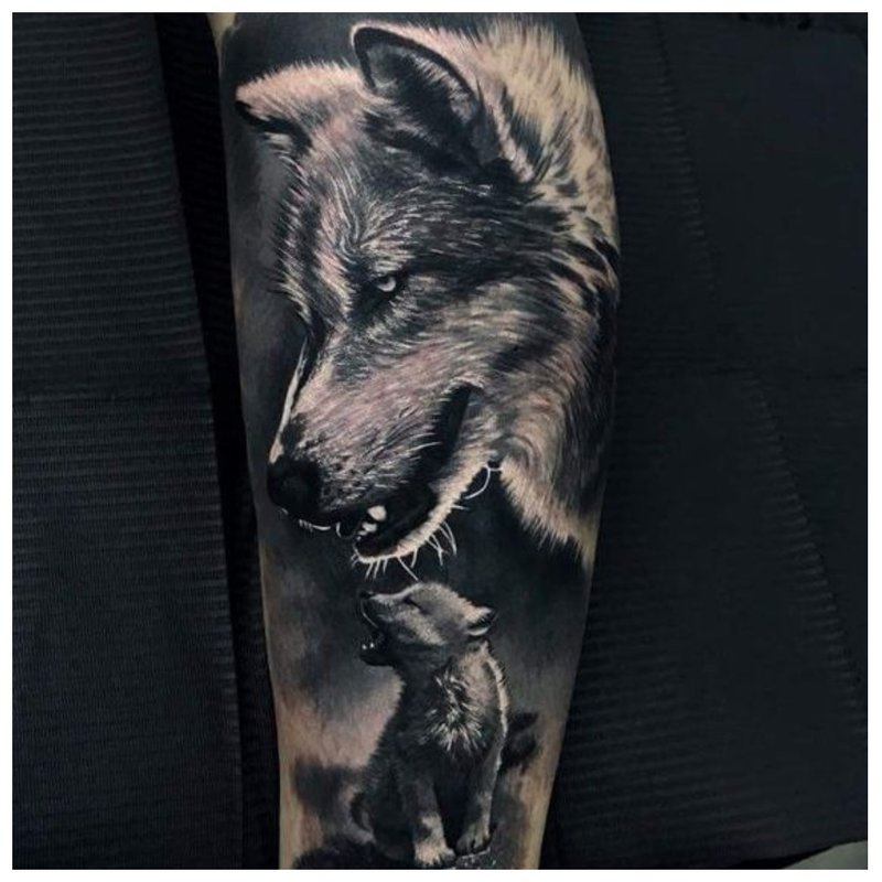 Lalaki na lobo tattoo