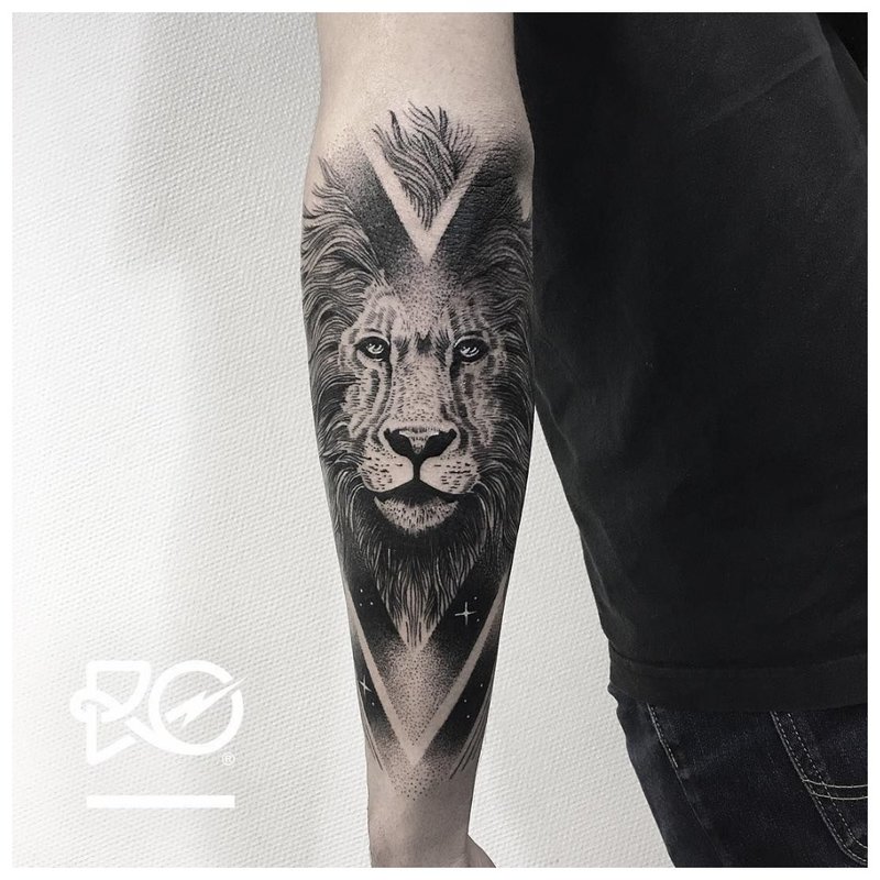 Tatouage animal sur l'avant-bras d'un homme