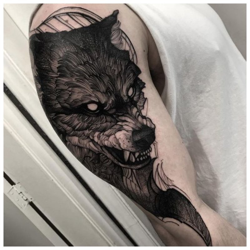 Tatouage de loup sur la main d’un homme