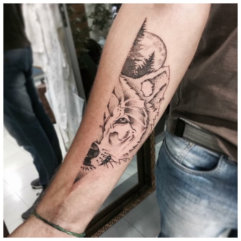 Maliit na Forearm Tattoo