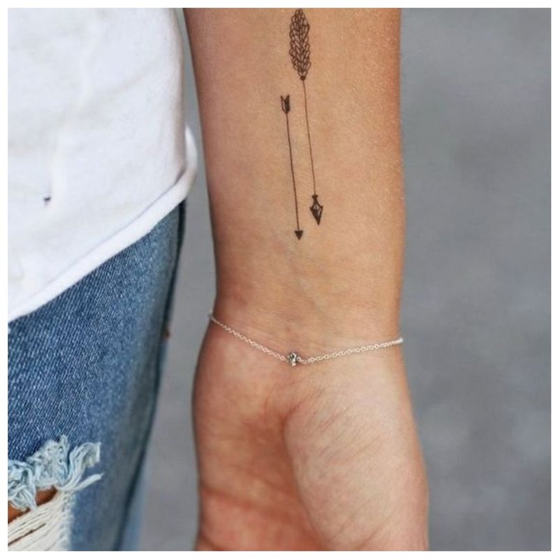 Pinong hindi pangkaraniwang arrow tattoo