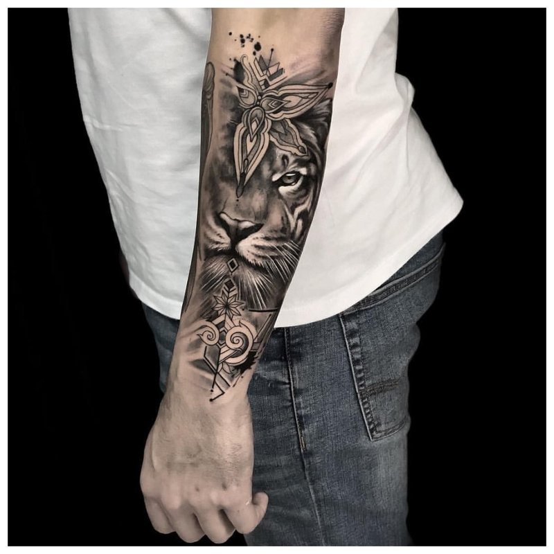 Lion - tattoo para sa isang lalaki