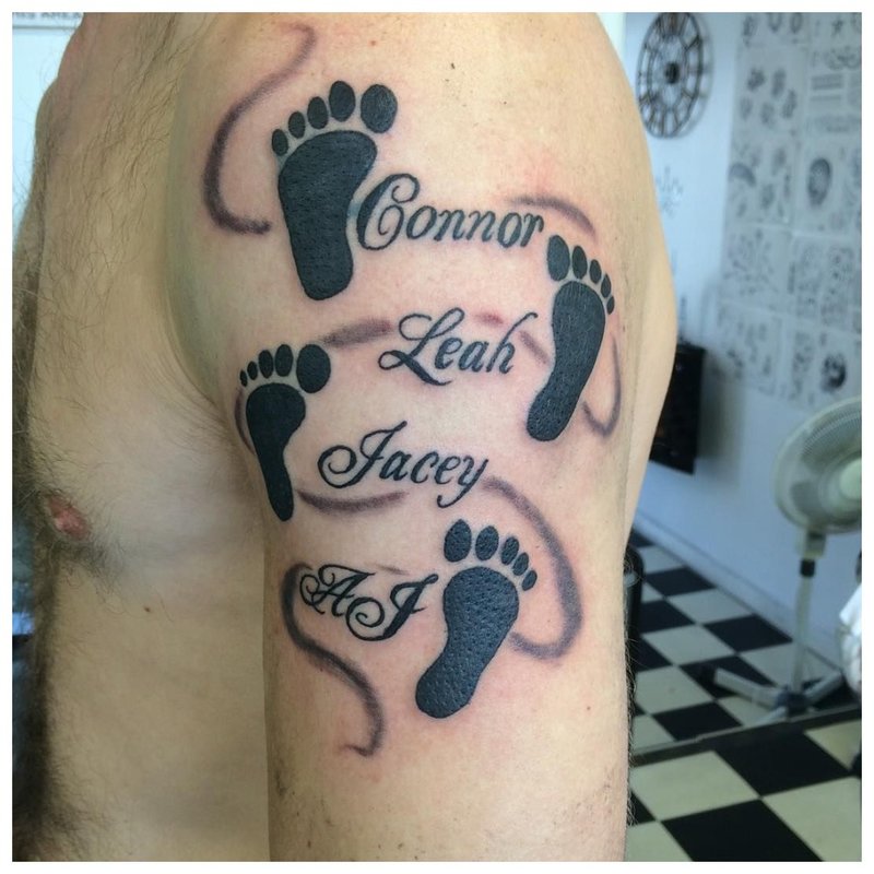 Inscription de tatouage avec des noms d'enfants