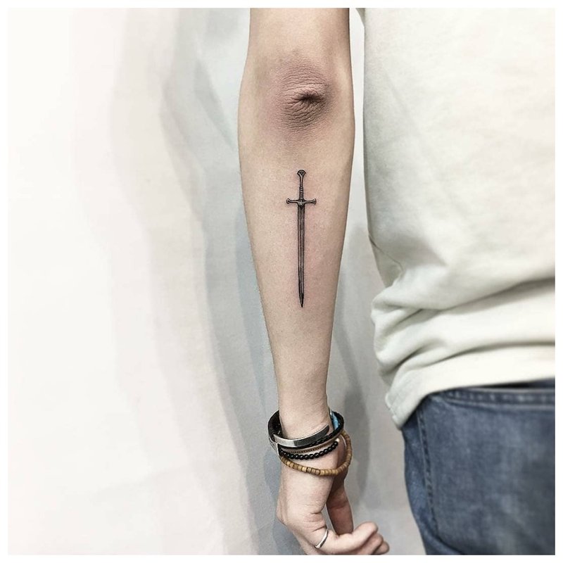 Minimalist na bisig ng tattoo