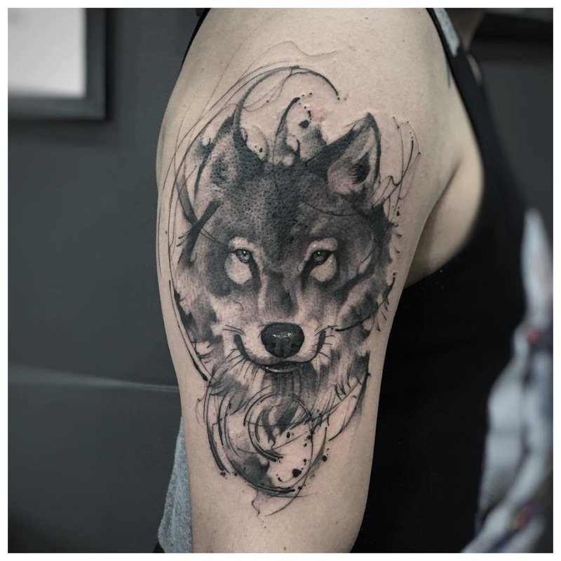 Mukha ng Wolf - tattoo sa balikat ng isang lalaki