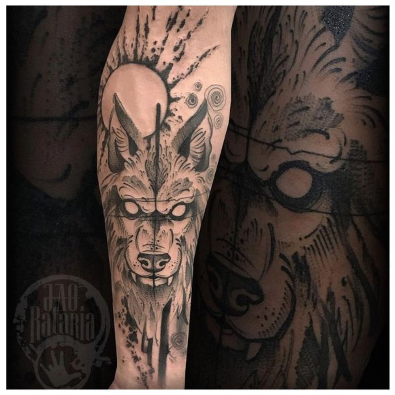 Hindi pangkaraniwang tattoo ng lobo sa braso ng isang lalaki