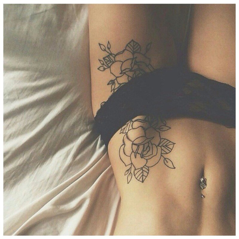 Fleur - Tatouage sur la hanche