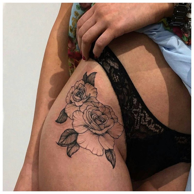 Tatouage de la hanche soignée