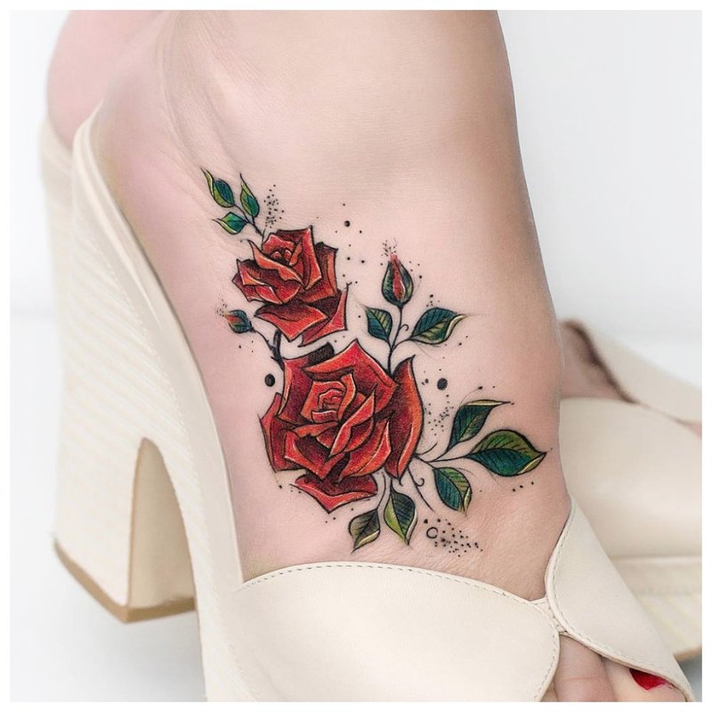 Tatouage rose de couleur sur le pied