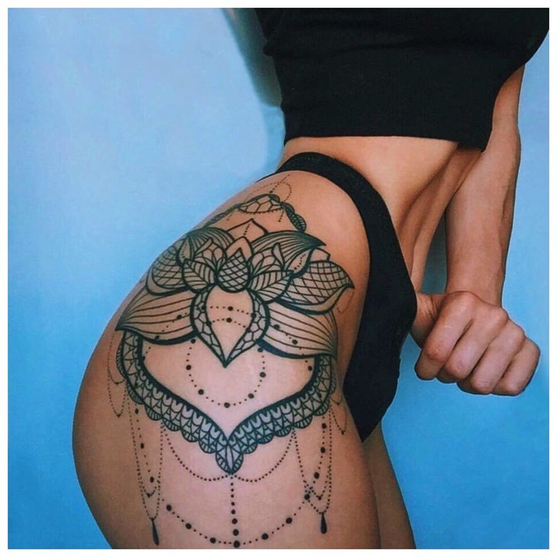 Tattoo ng etnikong bulaklak