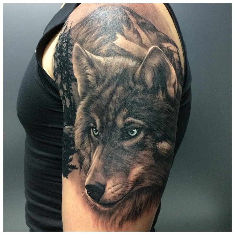 Ang mata ni Wolf - tattoo sa balikat ng isang lalaki