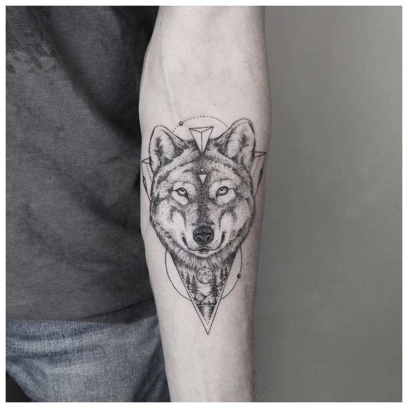 Tatouage de loup sur la main d’un homme