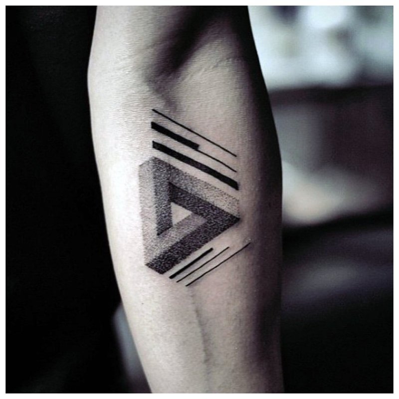 Triangle - tattoo para sa mga kalalakihan sa braso