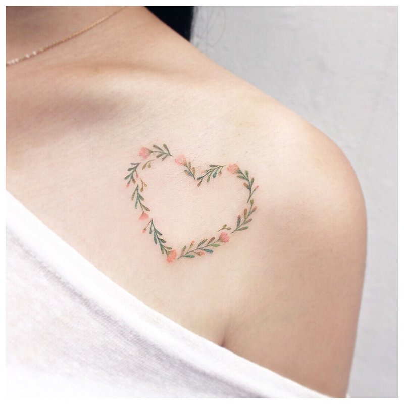 Tatouage coeur clavicule