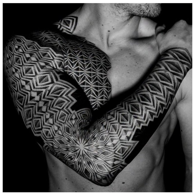 Blackwork avec des motifs