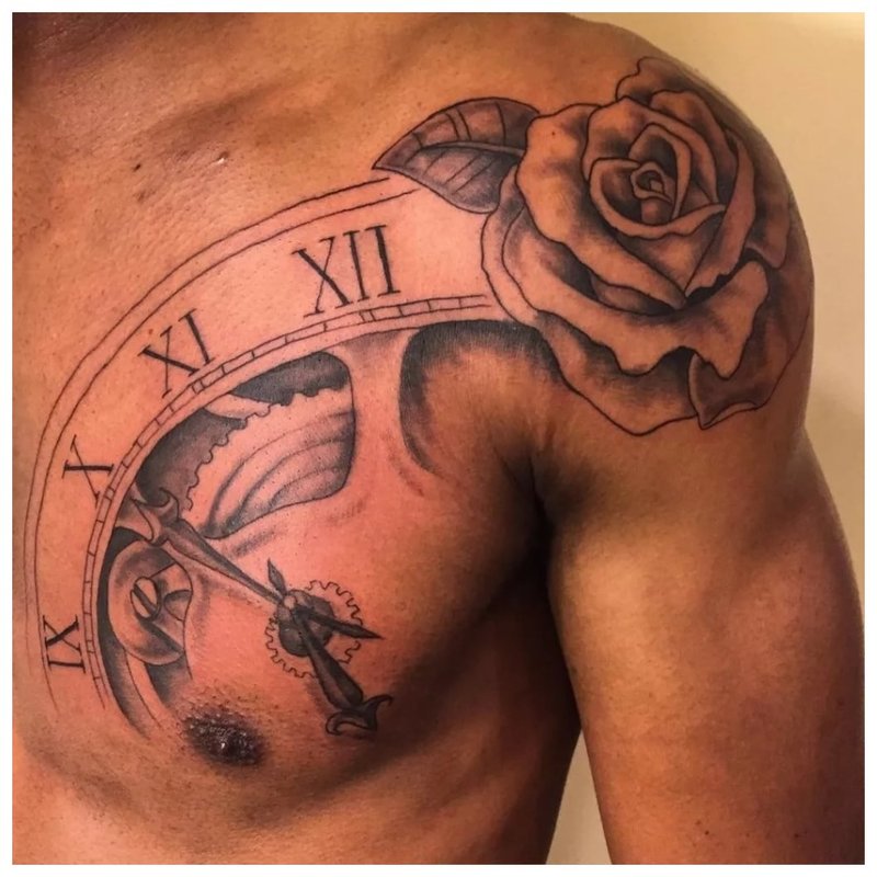 Tatouage avec une rose sur l'épaule