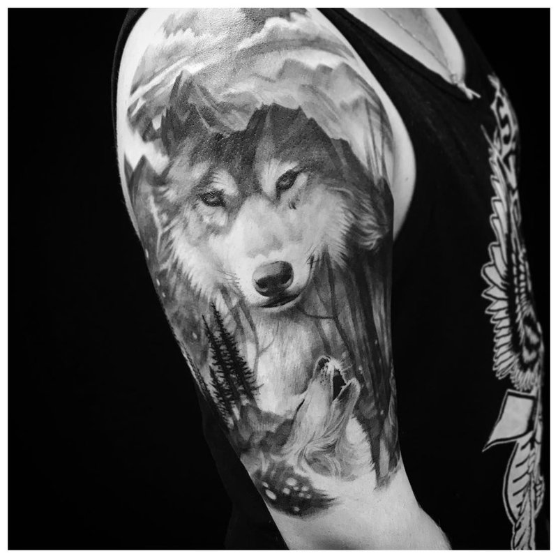 Wolf tattoo sa balikat ng isang lalaki