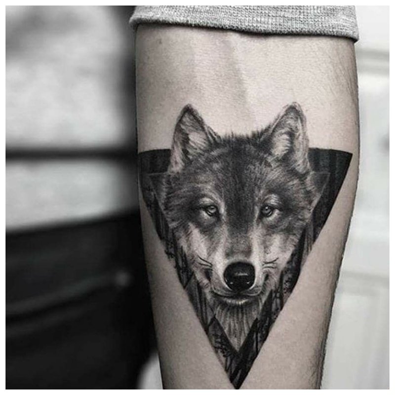 Ang mata ni Wolf - tattoo sa kamay ng isang tao