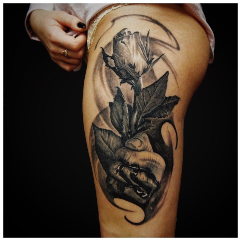 Tatouage à la main rose