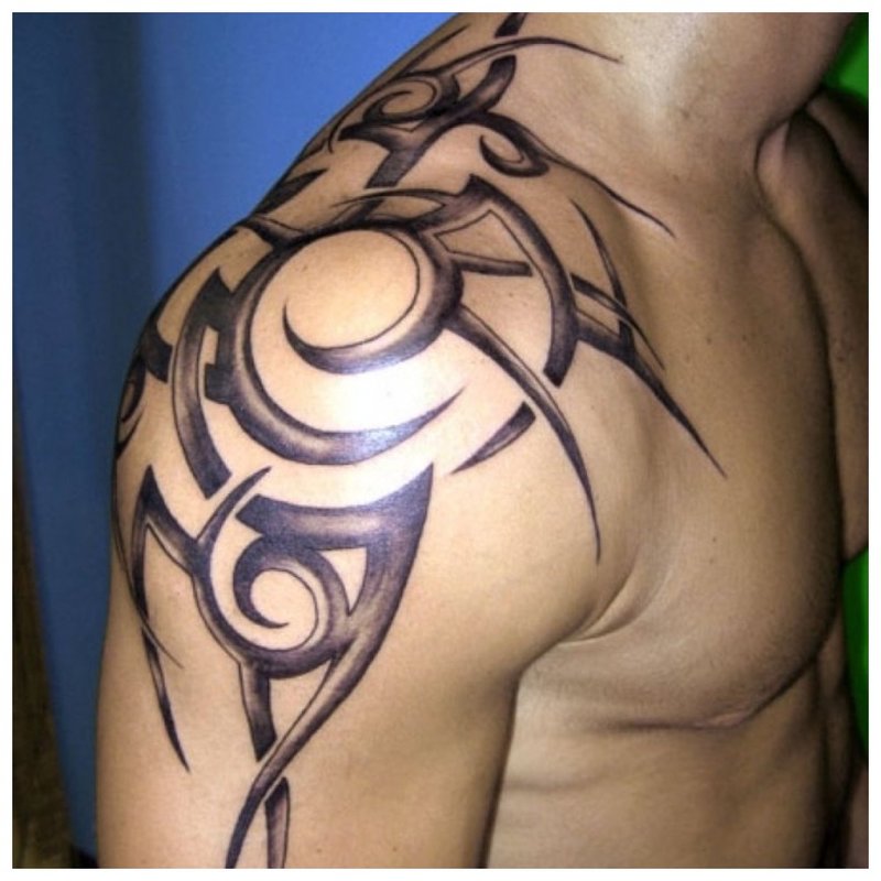 Tatouage tribal d'épaule