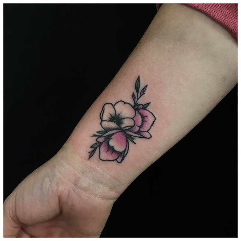 Flower tattoo para sa isang batang babae sa kanyang pulso