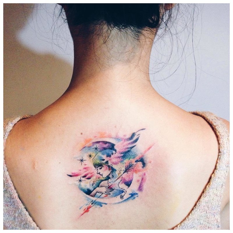 Tatouage aquarelle inhabituel au dos