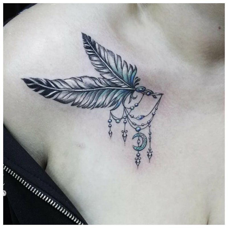 Maliwanag na tattoo ng feather sa collarbone