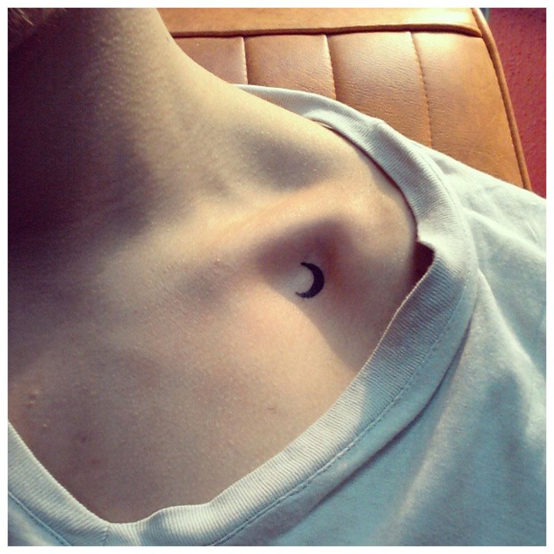 Tender moon tattoo sa collarbone