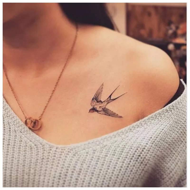 Tatouage de clavicule d'oiseau tendre