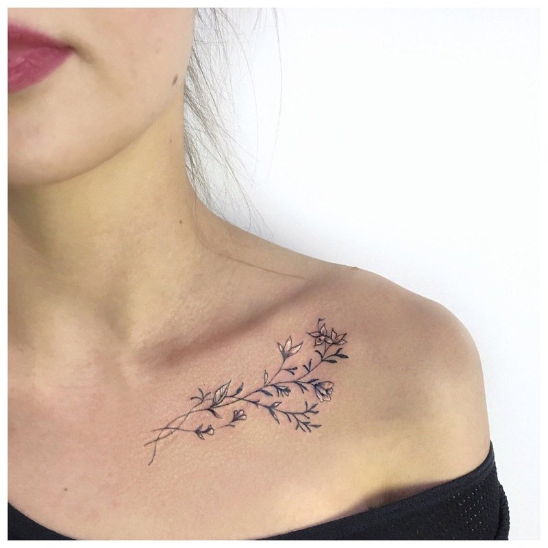 Tatouage de la clavicule