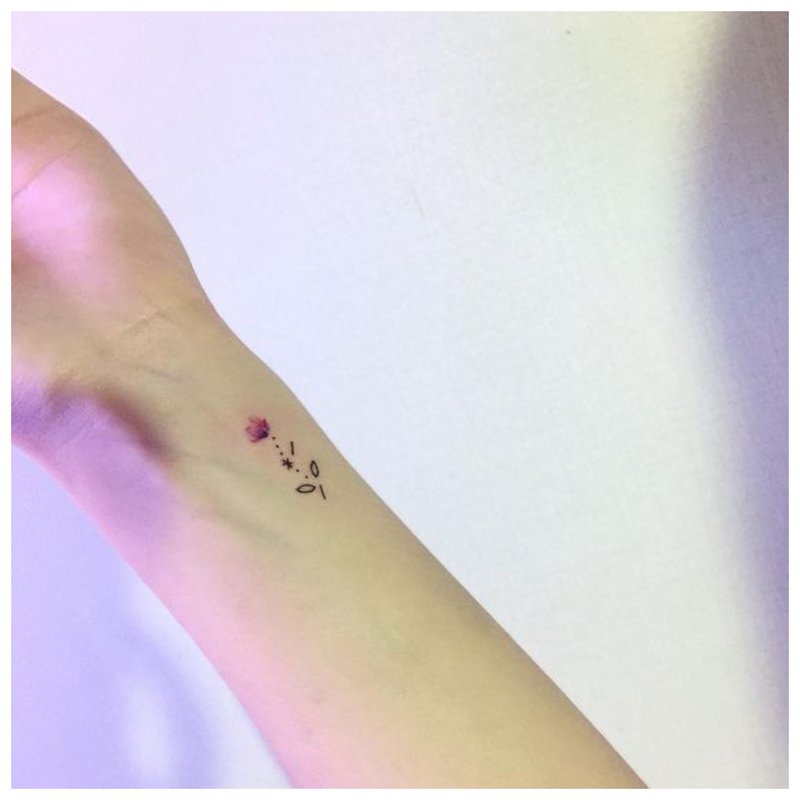 Neat cute na pulso tattoo