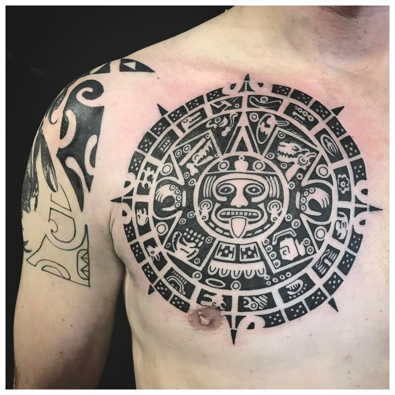 Mayan Tattoo sa dibdib