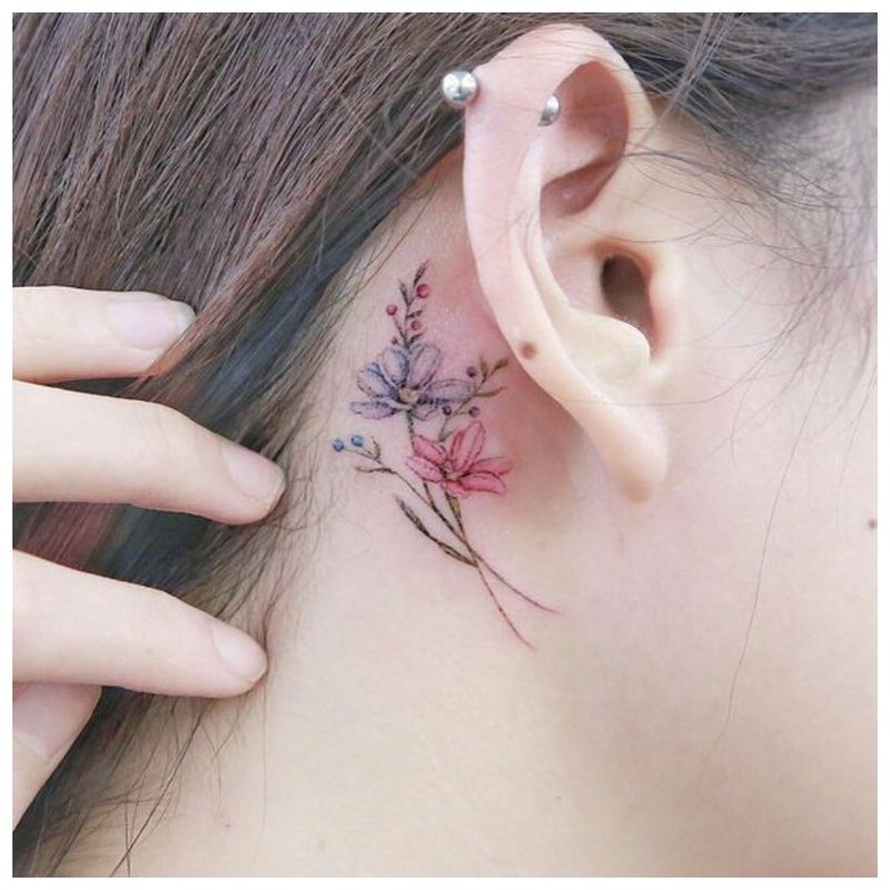 Tatouage derrière l'oreille