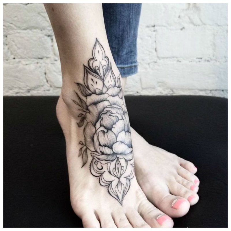 Tatouage insolite sur le pied