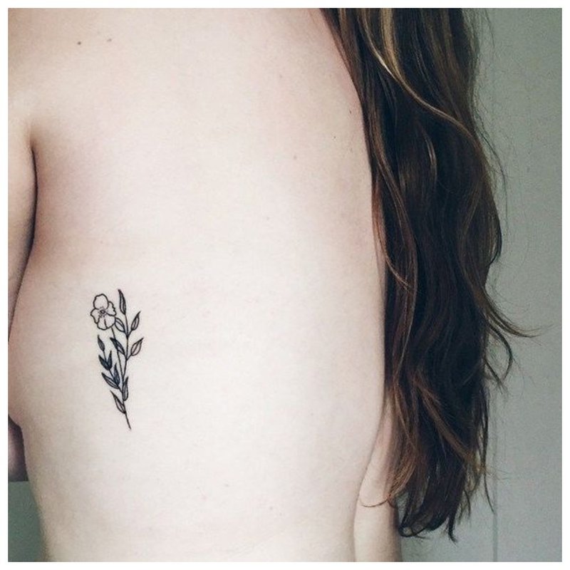 Tatouage sur le corps d'une fille