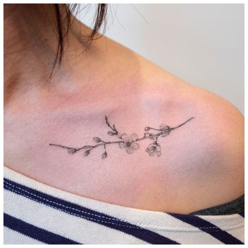 Tatouage doux sur la clavicule d'une fille