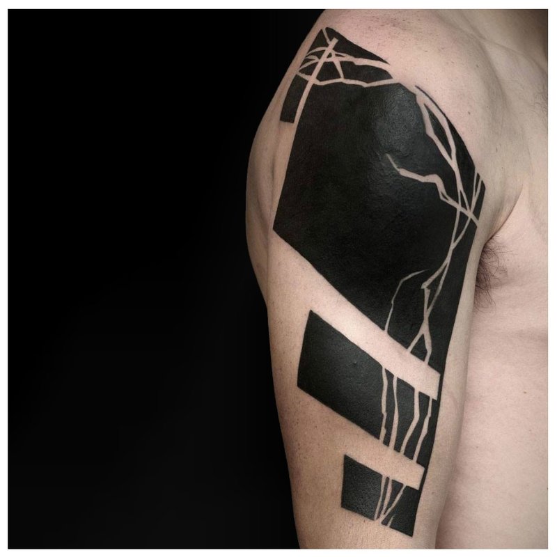 Tatouage à l'épaule noire