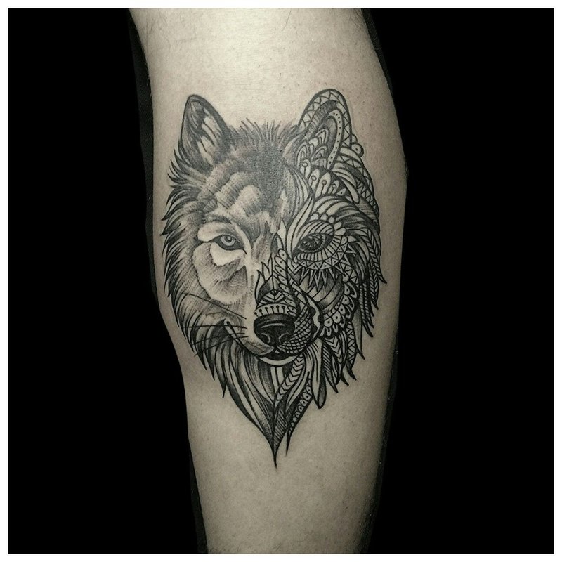 Wolf tattoo sa isang pinagsamang istilo