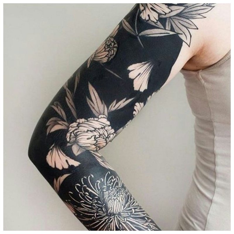 Tatouages ​​De Fleurs De Blackwork