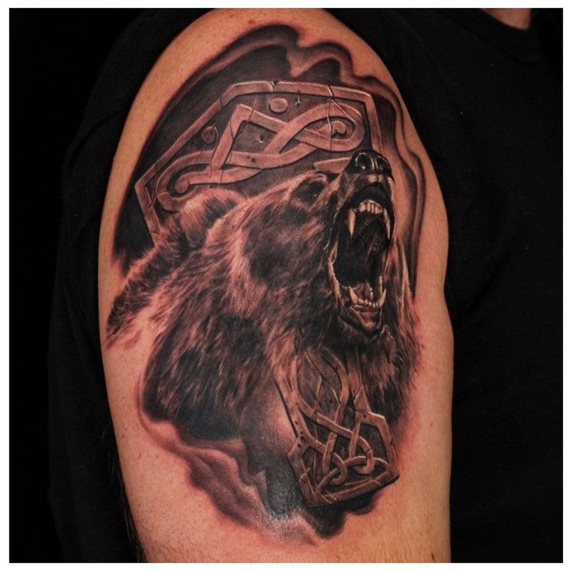 Slavic tattoo na may oso