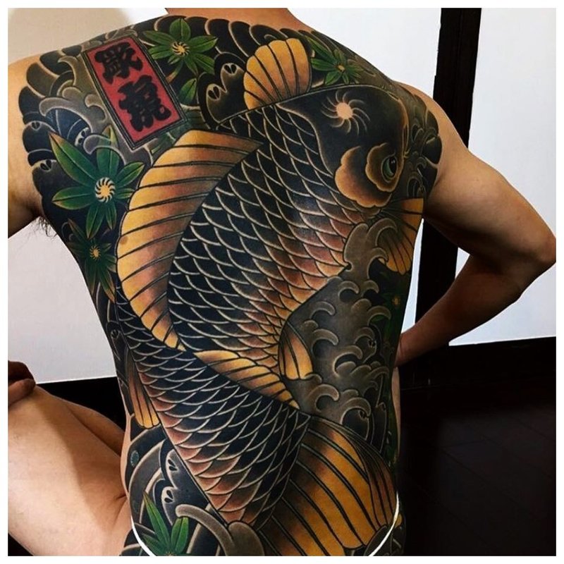 Tatouage oriental au dos