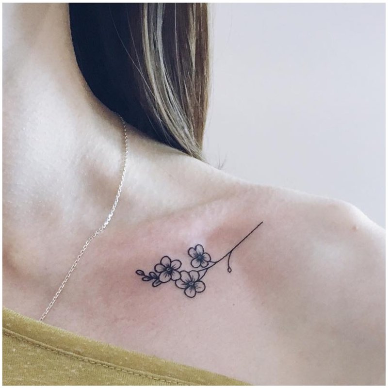 Fleur de contour sous la clavicule