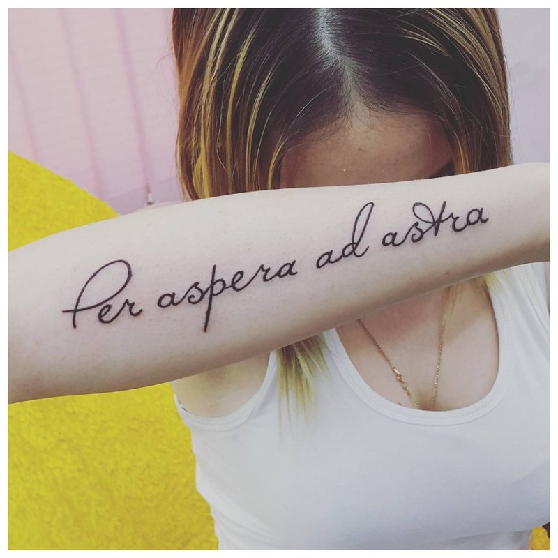 Italic font para sa tattoo.