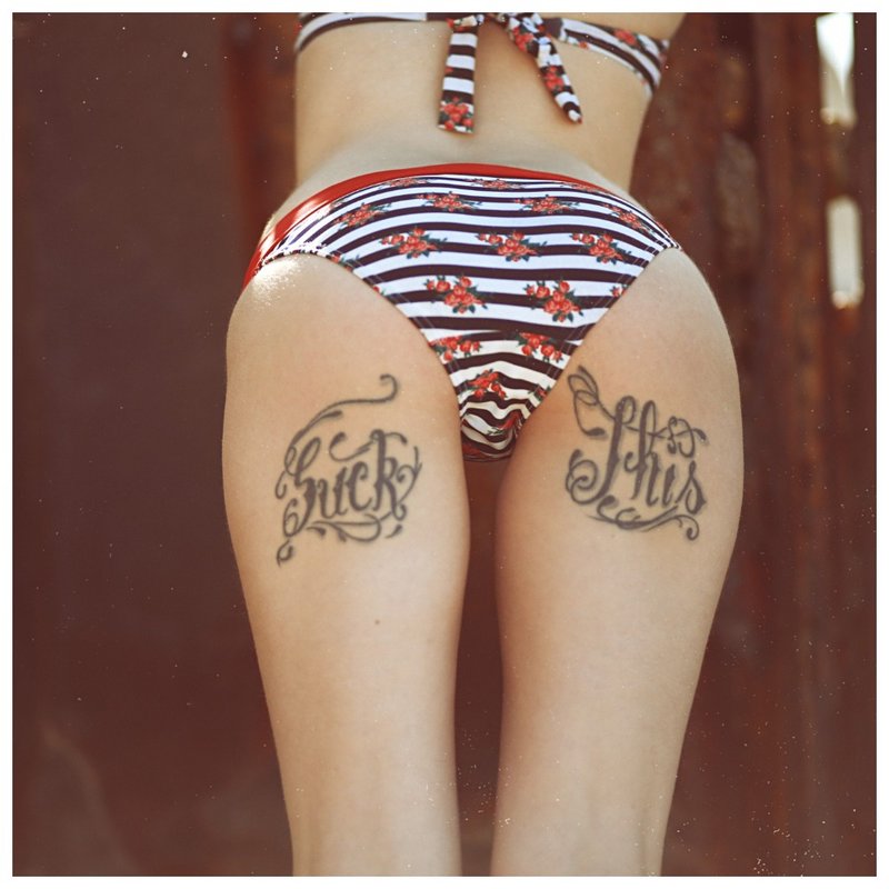 Tatouage sous les fesses