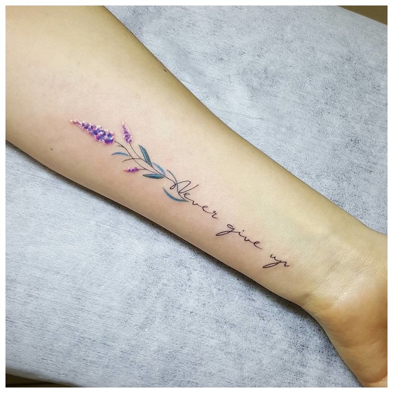 Ang inskripsiyon ng tattoo na may lavender