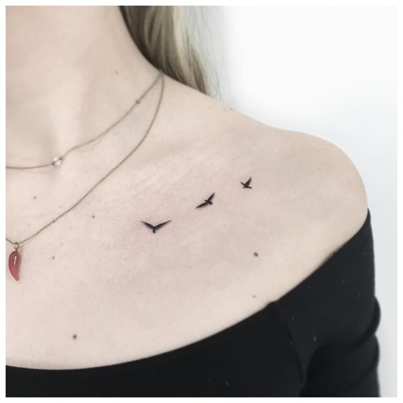 Tatouage de la clavicule animale soignée pour fille